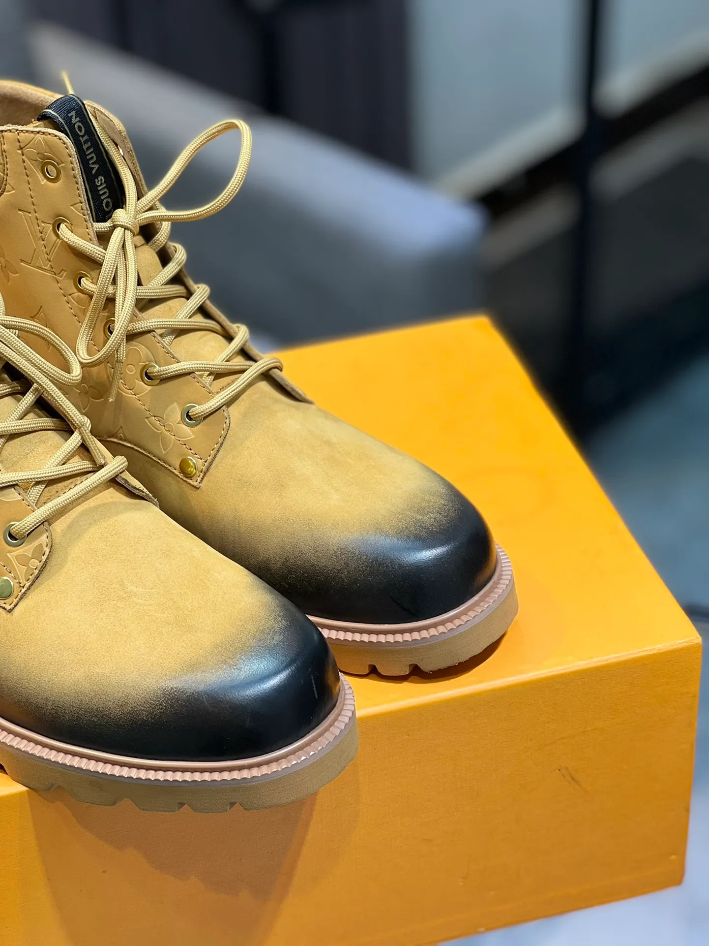 Men's shoes 💰900 L Home - the latest LV men's business casual boots, luxury and nobility are a must, all made of imported original first-layer cowhide, just to create a more comfortable wearing experience, ➕top imported water-dyed full cow lining, original high wear-resistant outsole! 👏👏 Size: Male 39-44; (38 45 46 customized)